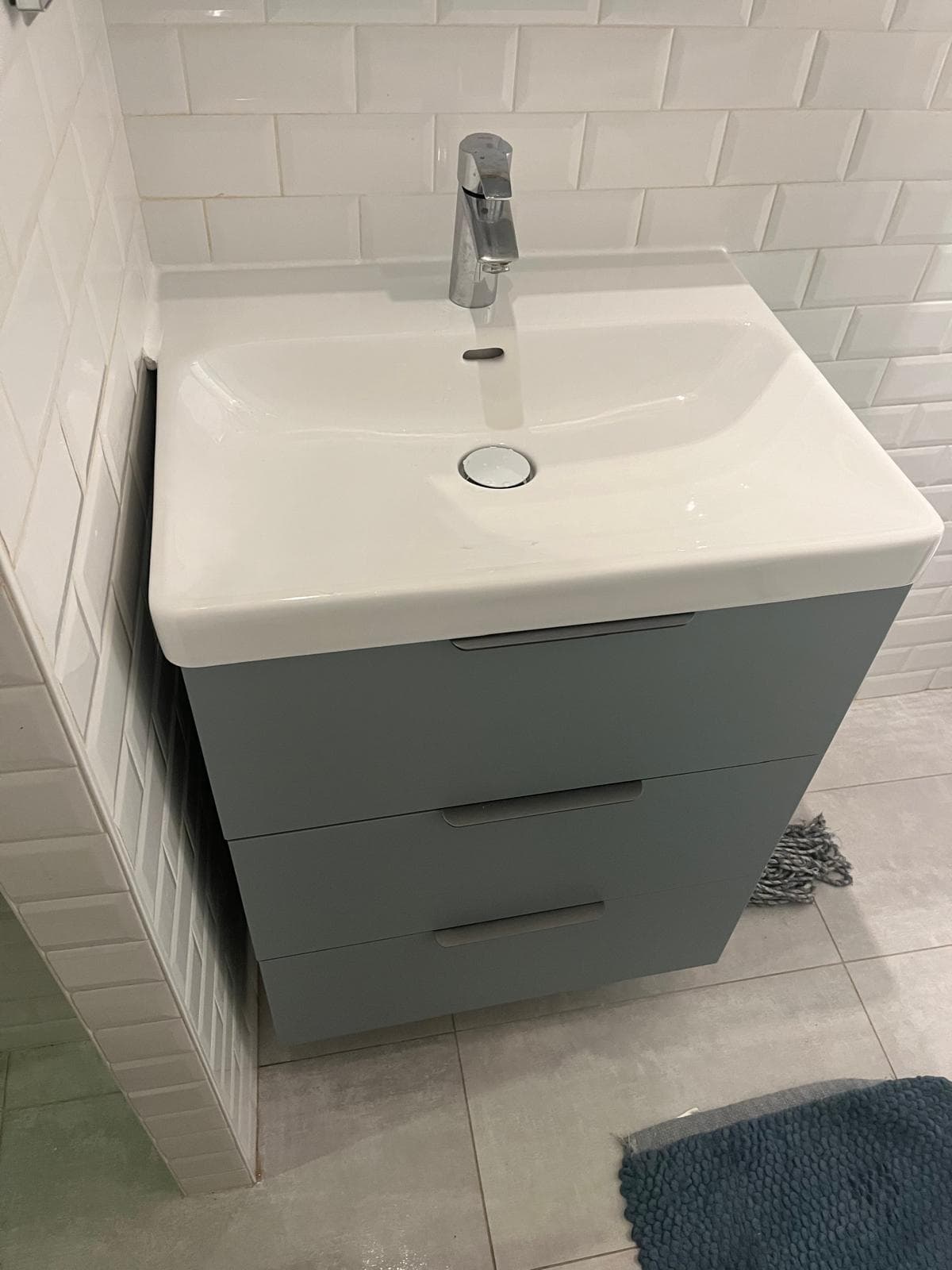 Rénovation salle de bain à Beauvais — meuble vasque vert d'eau et faïence métro