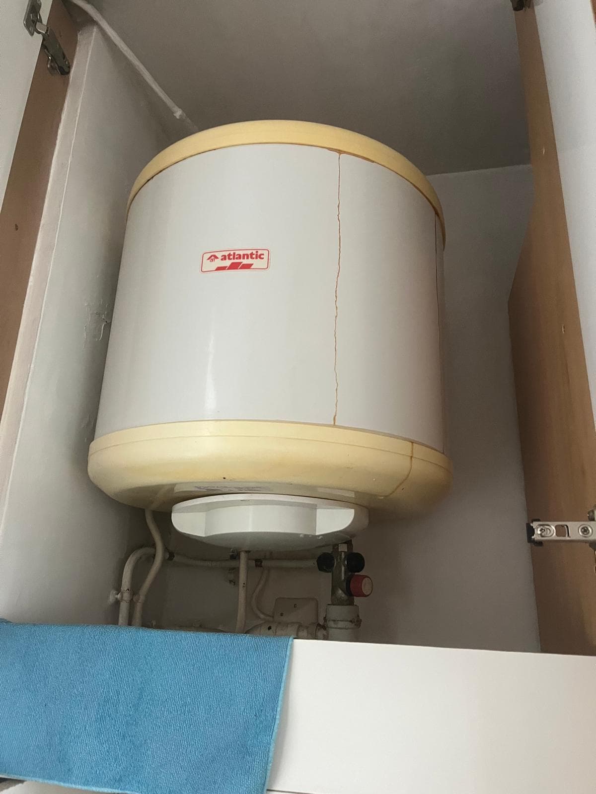 Avant : Remplacement d'un ballon d'eau chaude vétuste