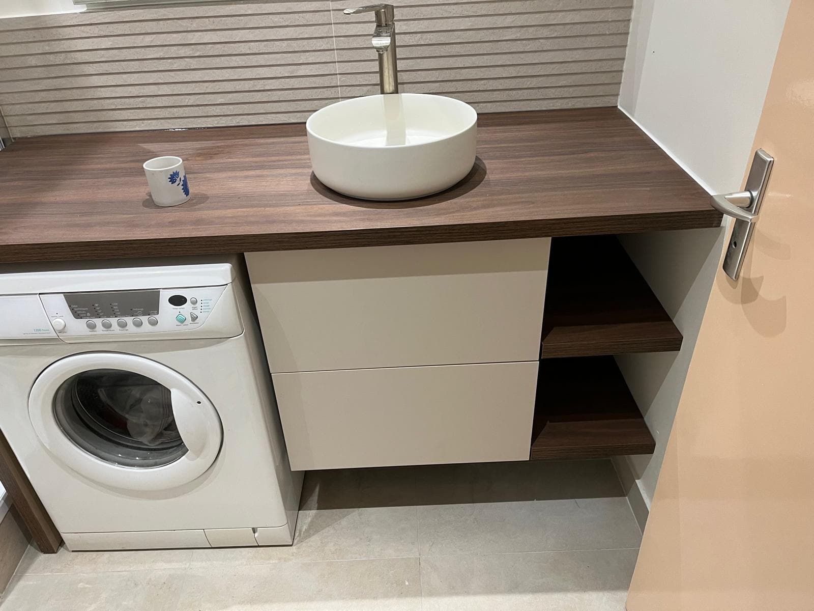 Rénovation salle de bain à Compiègne, meuble vasque sur-mesure avec lave-linge intégré