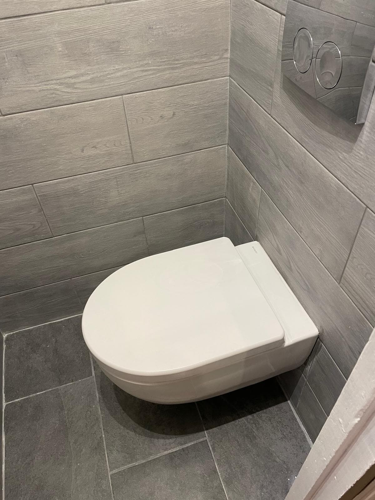Pose d'un WC suspendu à Compiègne avec habillage carrelage effet bois