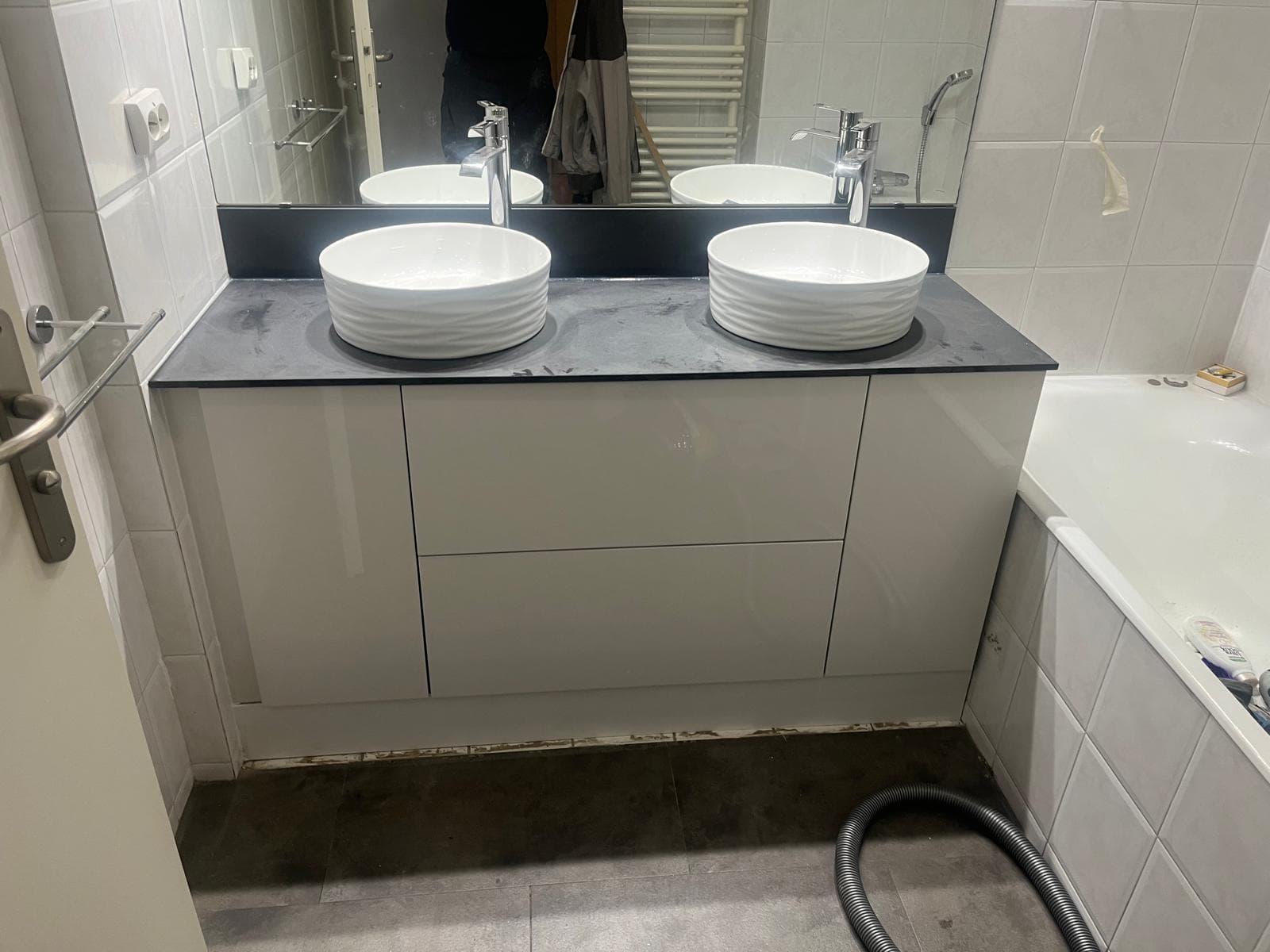 Rénovation salle de bain à Creil — double vasque sur plan effet béton et miroir LED