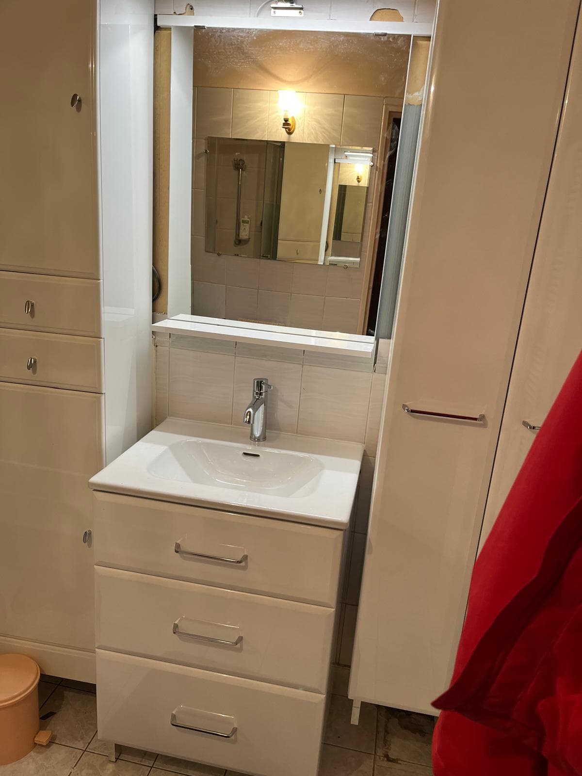 Rénovation salle de bain à Creil — meuble vasque blanc laqué et vasque à poser