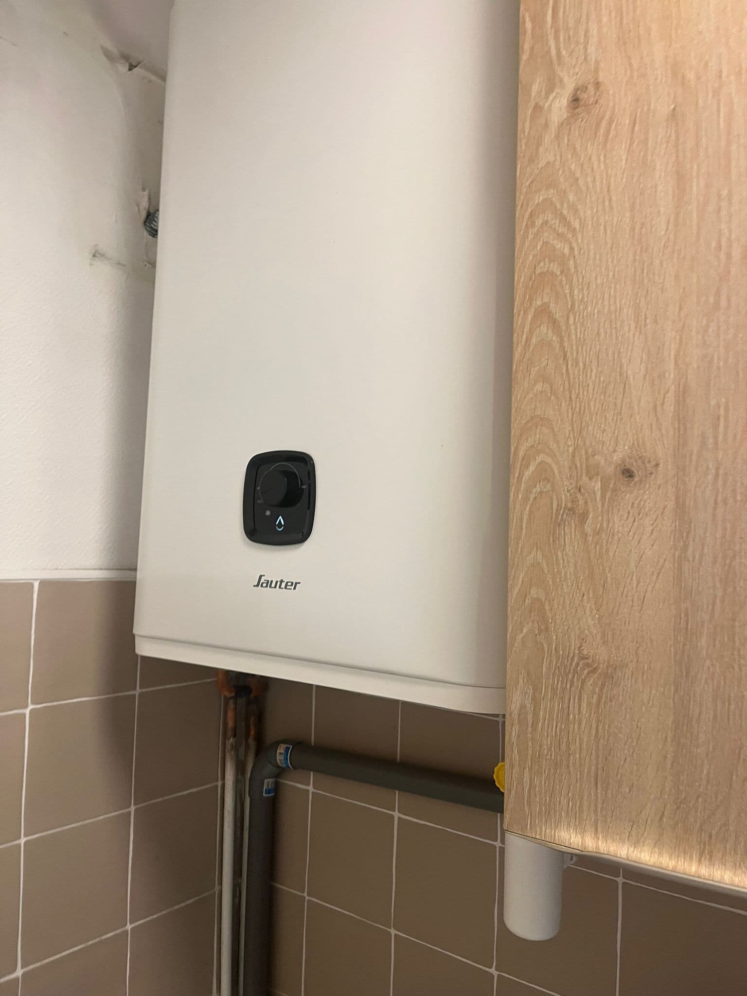 Après : Remplacement d'un chauffe-eau horizontal par un Sauter connecté à Senlis