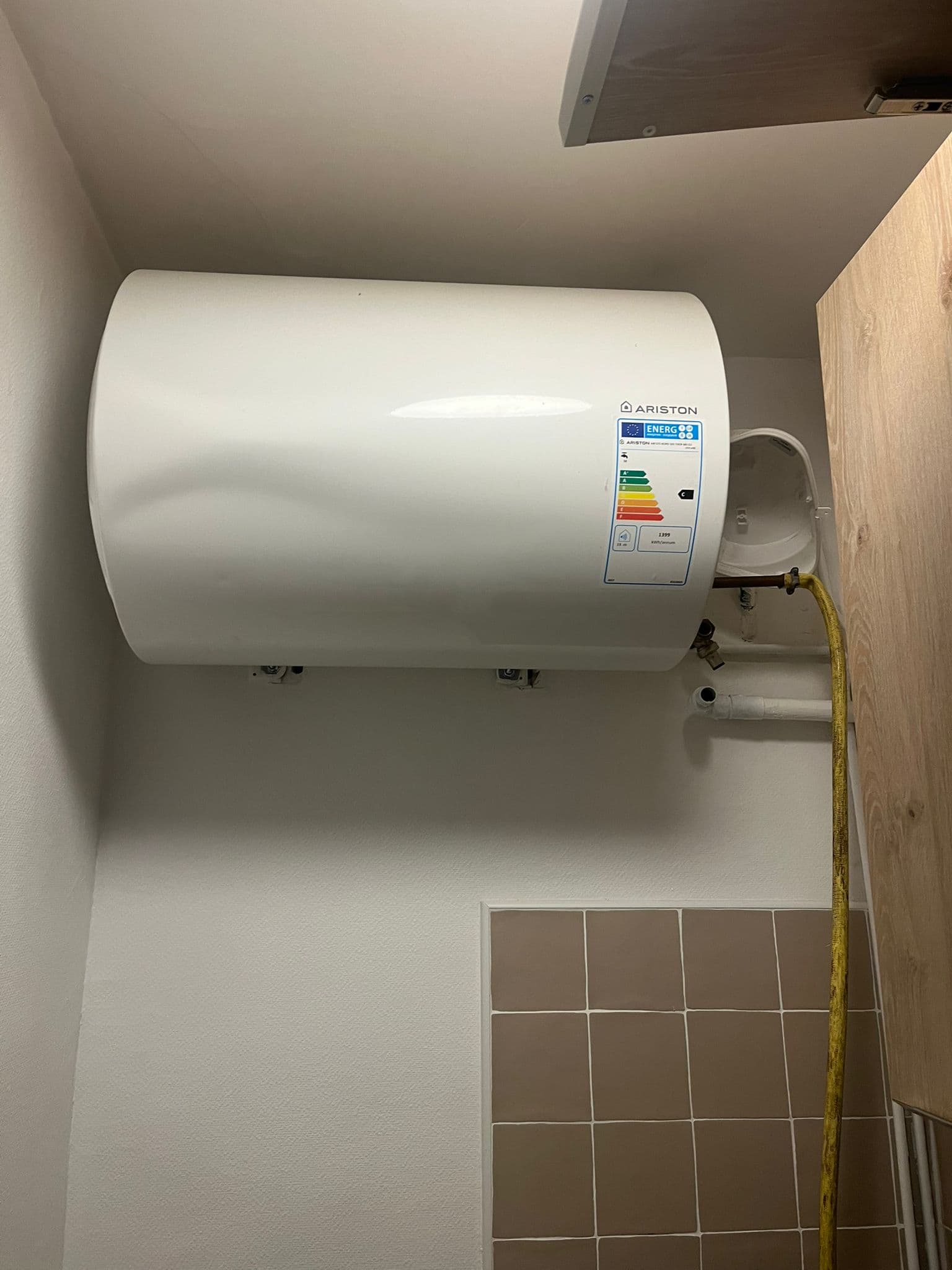 Avant : Remplacement d'un chauffe-eau horizontal par un Sauter connecté à Senlis